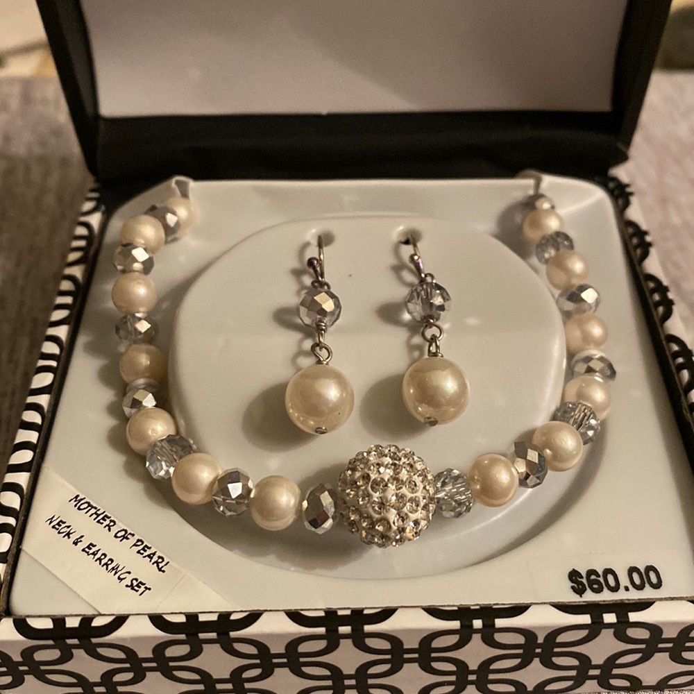 Sparkle Allure Mother of Pearl neck and earring set!